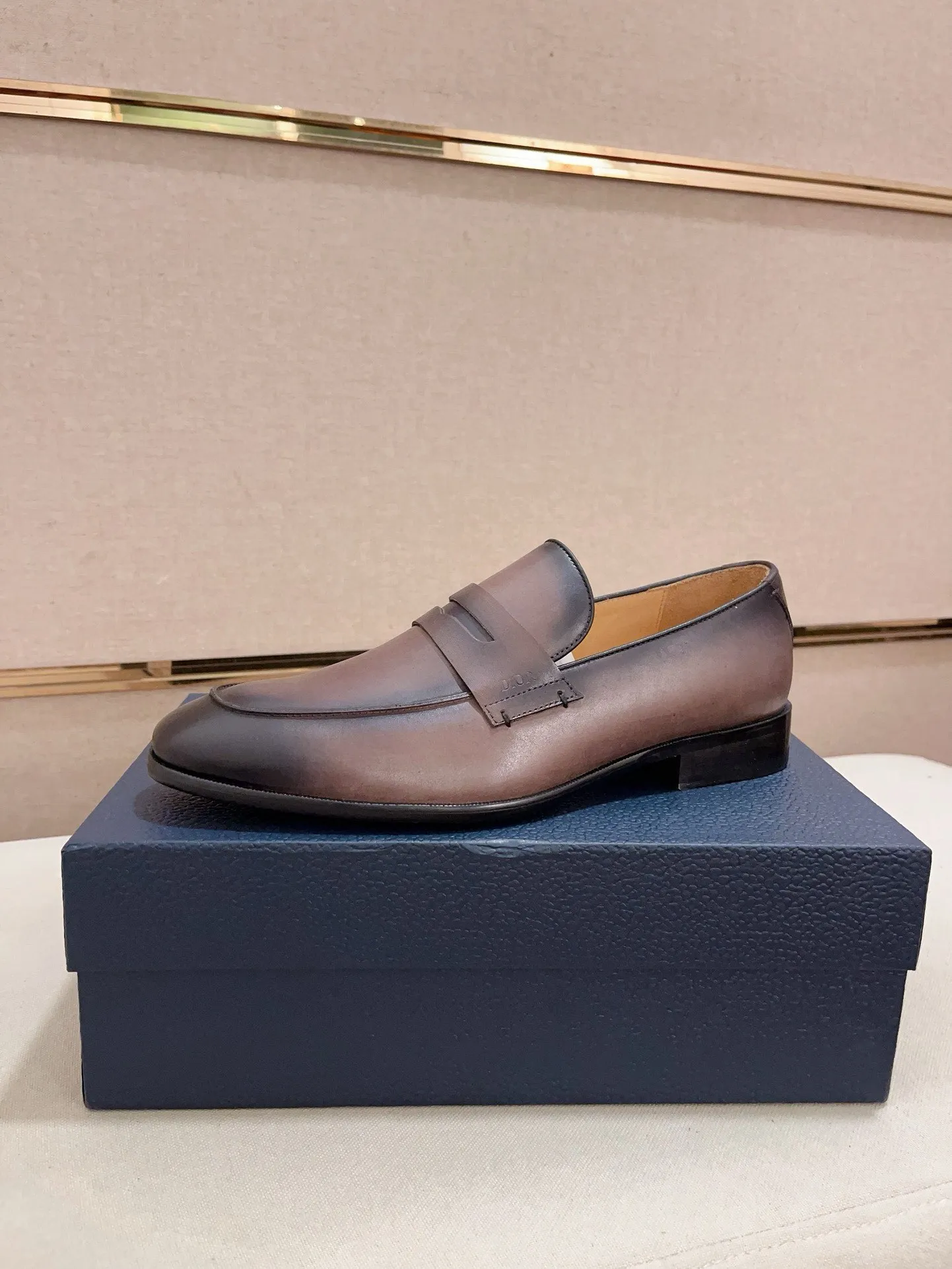 Men's shoes 💰: 540💰 High-end version of Dior Dior's new series. Famous actors and Internet celebrities wear super popular designs. The sculptures of French artist Niki de Saint Phalle are designed as rings. Material: Fabric: Imported original material. Foot: cowhide. Outsole: Rubber outsole. Men's shoe size: 38~44. Can be customized to size 45.